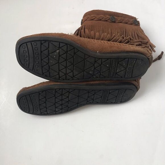 Minnetonka brown leather fringe moccasins with metal detailing - Picture 6 of 10